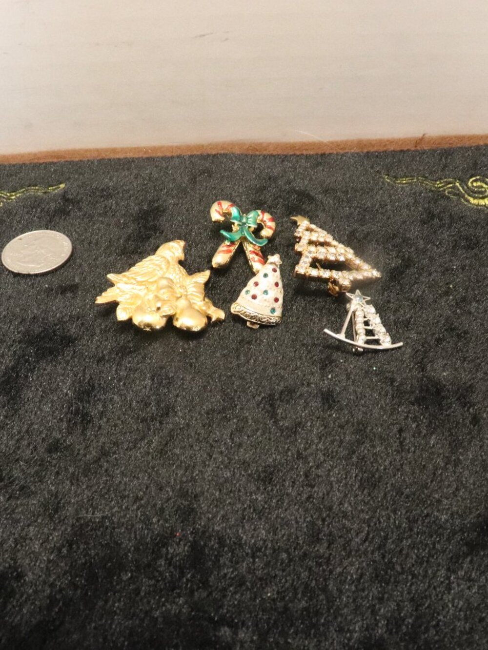 A Lot of 5 Women's Christmas Pins (Brooches) Gold Tone